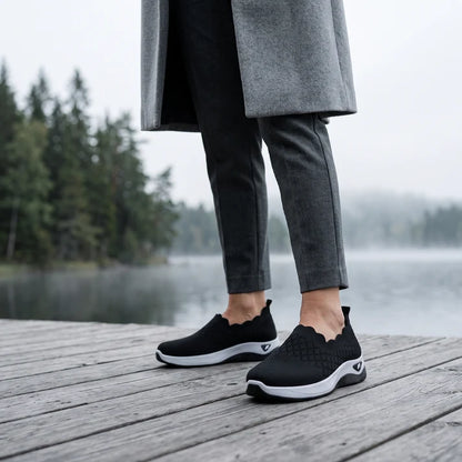 Lightweight and breathable women's walking shoes