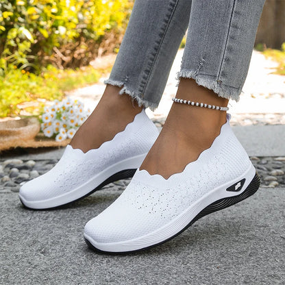 Lightweight and breathable women's walking shoes