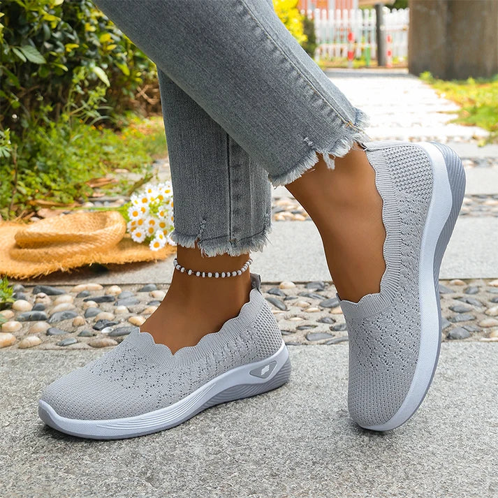 Lightweight and breathable women's walking shoes