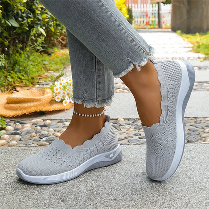 Lightweight and breathable women's walking shoes