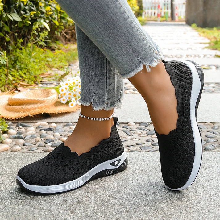 Lightweight and breathable women's walking shoes