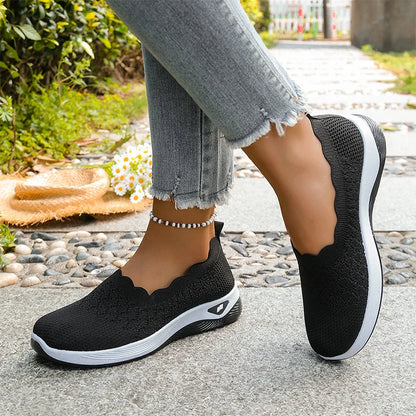Lightweight and breathable women's walking shoes