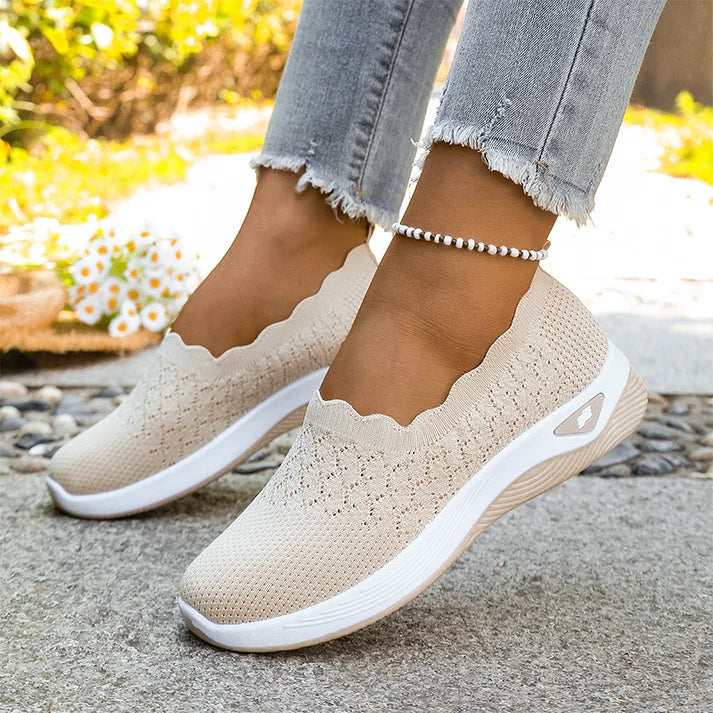 Lightweight and breathable women's walking shoes