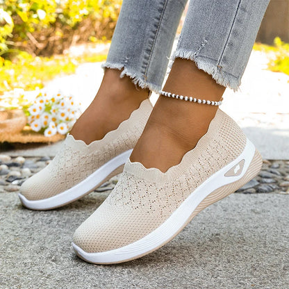 Lightweight and breathable women's walking shoes