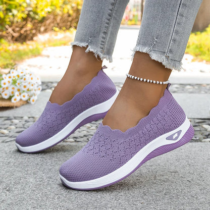 Lightweight and breathable women's walking shoes
