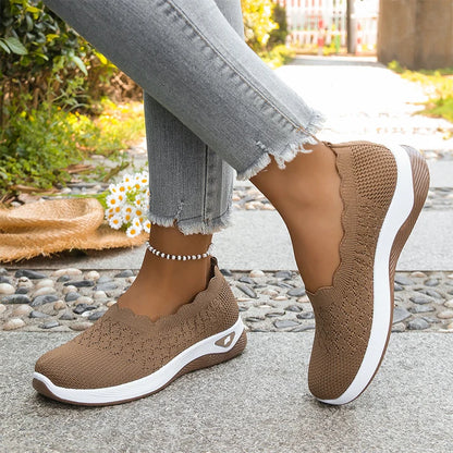 Lightweight and breathable women's walking shoes